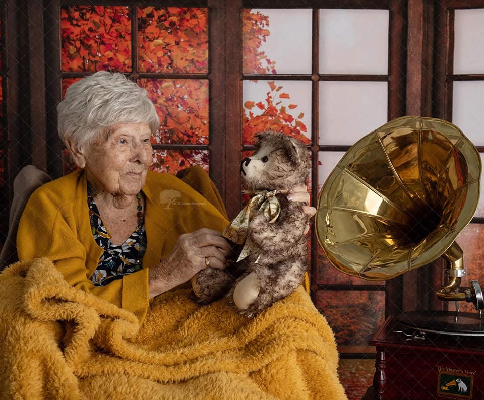 Lady in yellow with teddy and gramaphone