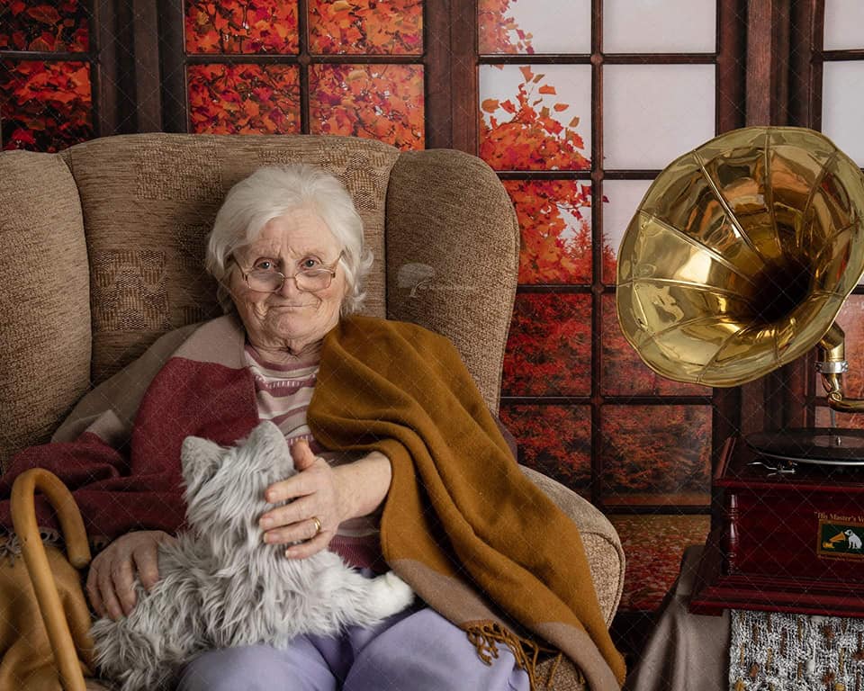 lady with cat and gramaphone - Autumn photo shoot
